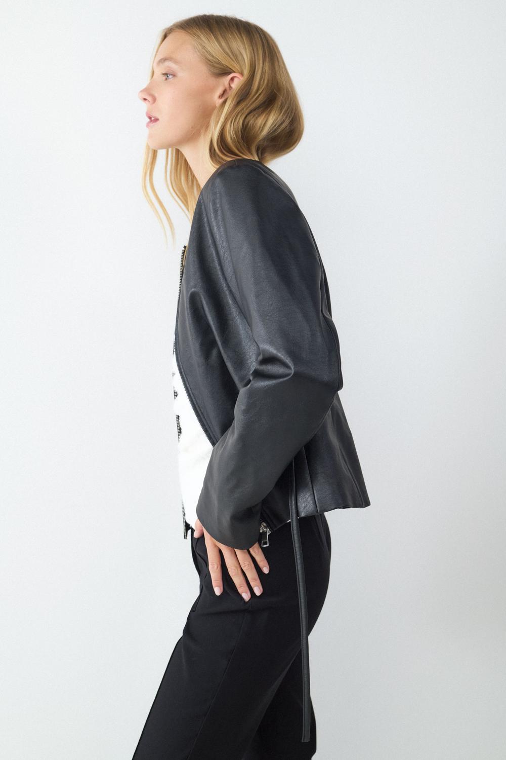 Campera Fitted PU Zipper - Black