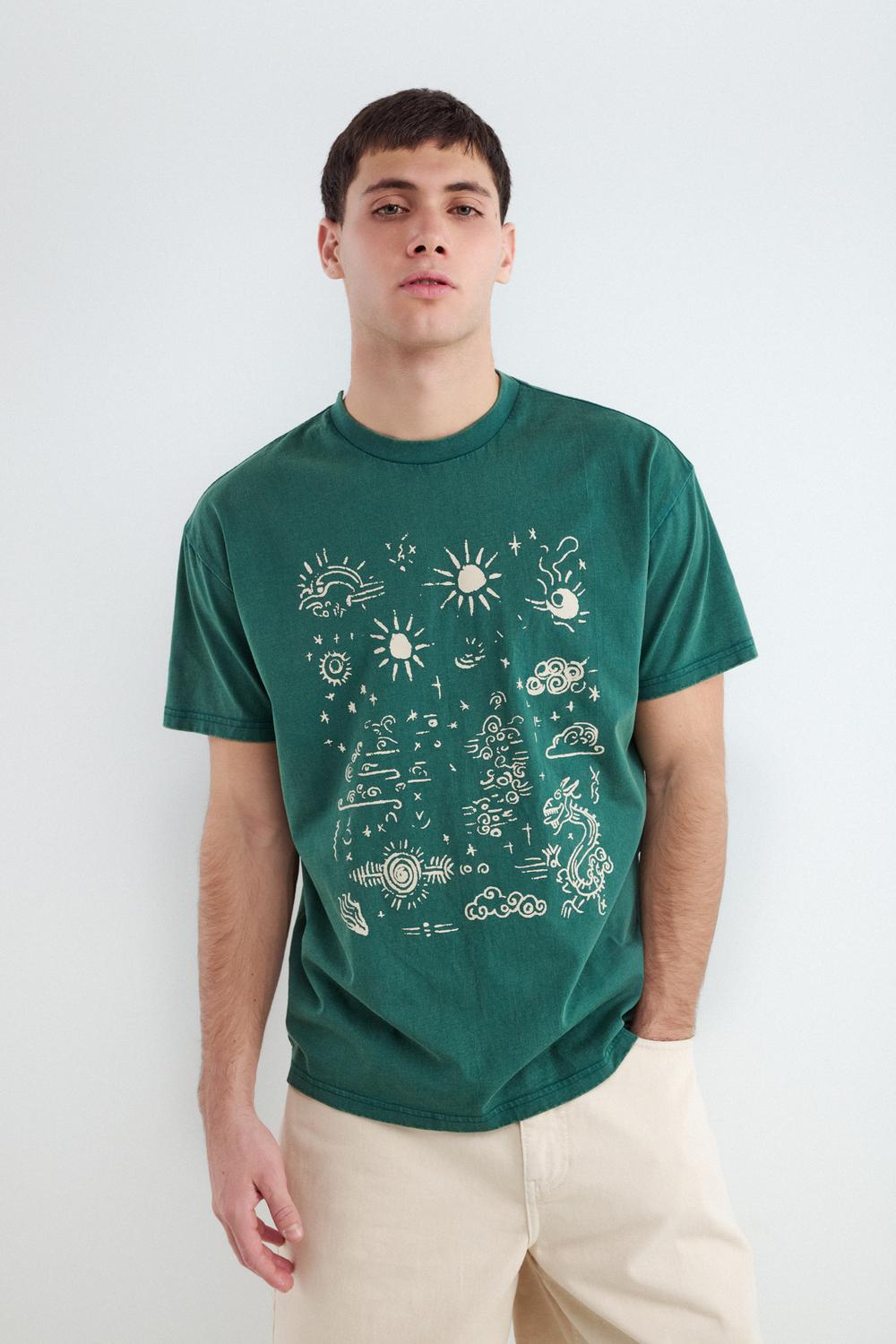 Remera Relaxed Print Sky - Classic Green